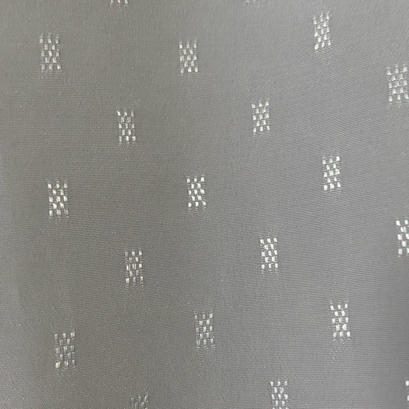 FEMININE DRESSY LIGHT GRAY WITH SHEEN BLOUSE AND IRIDESCENT WHITE BUTTONS SIZE 6 - Picture 10 of 11